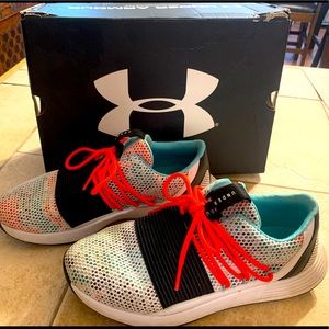 Barely worn under armor tennis shoes